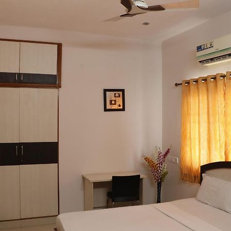 Fiesta House Pallikaranai Chennai Bagian luar foto