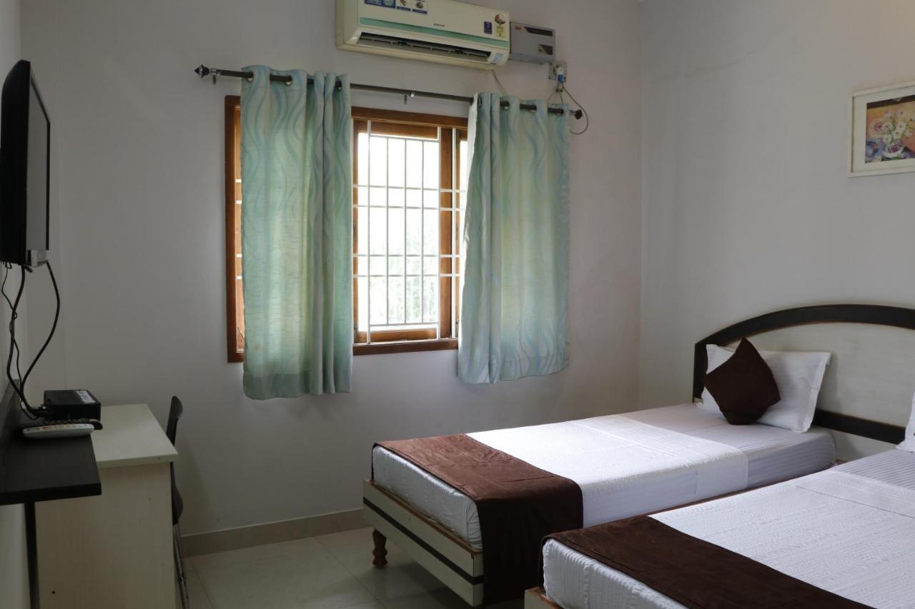 Fiesta House Pallikaranai Chennai Bagian luar foto