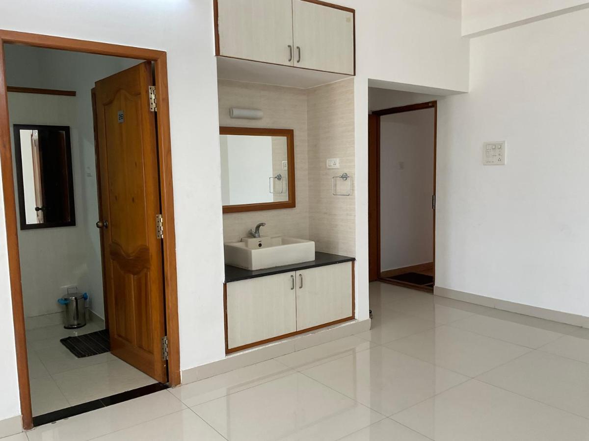 Fiesta House Pallikaranai Chennai Bagian luar foto